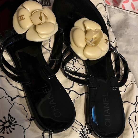 CHANEL Black Sandals with Ivory Floral Detail - Picture 1 of 3